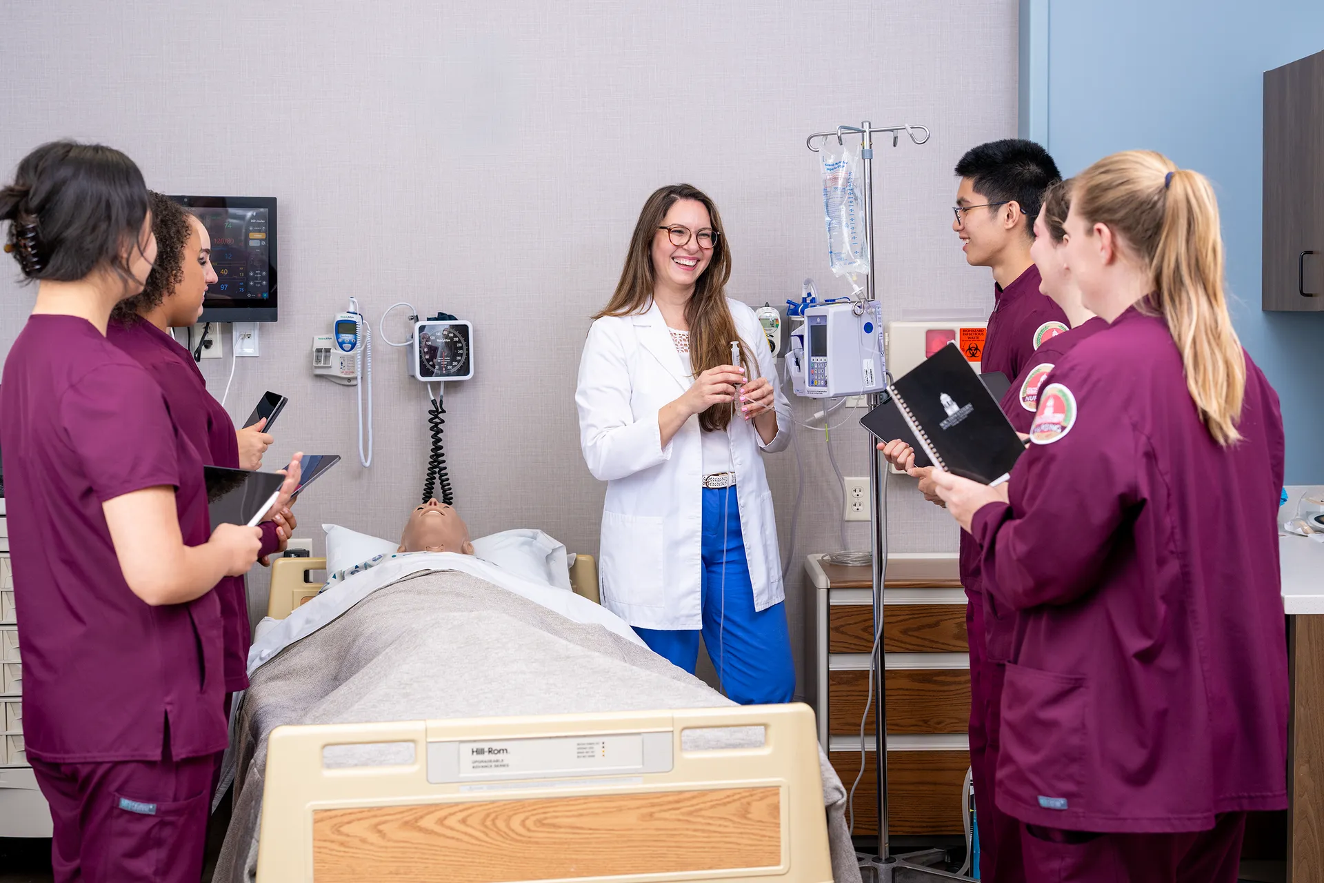 Nursing students and teacher around simulation mannekin